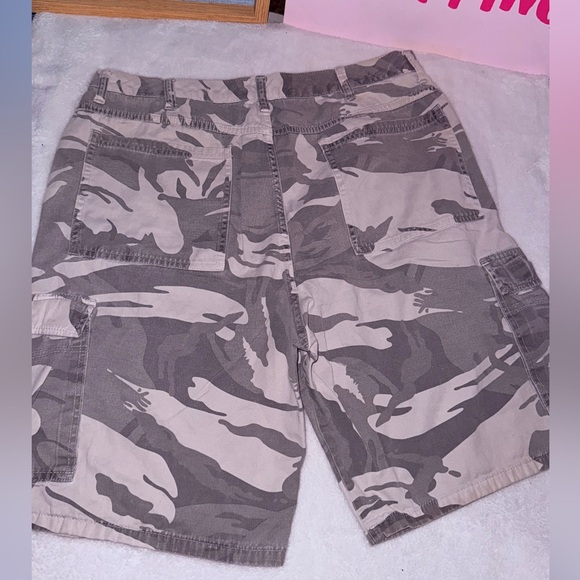 Men's Gray Camouflage Cargo Shorts - Picture 2 of 2
